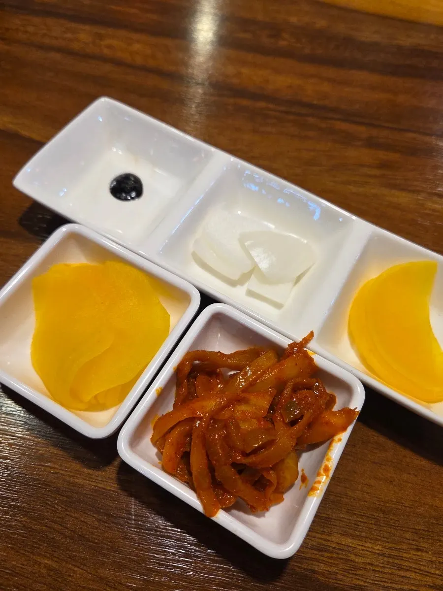 단무지와 양파, 춘장 기본 반찬