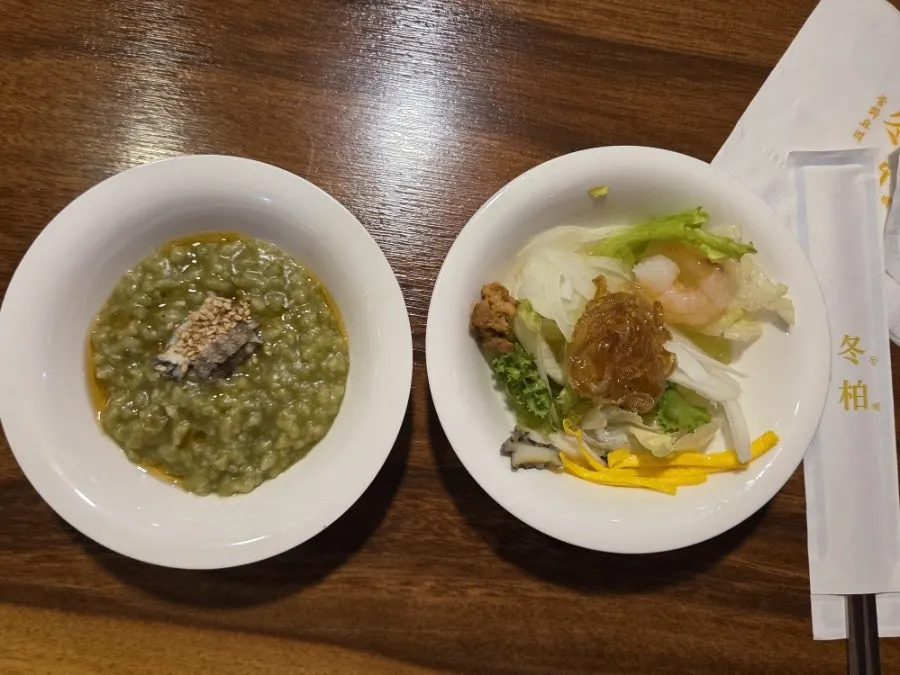 접시에 담은 짜사이와 자스민차