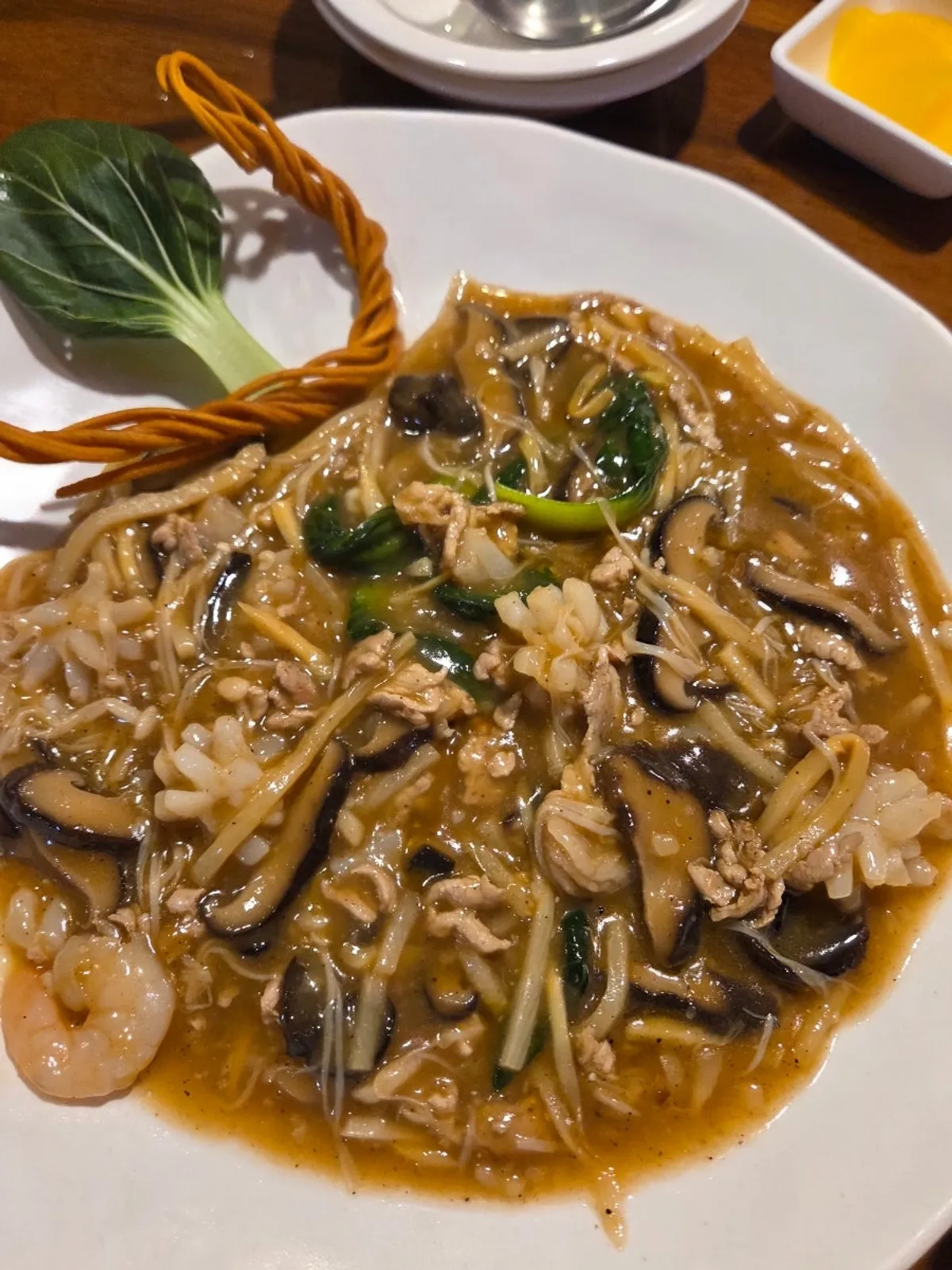 코스 첫 순서로 나온 냉채와 전복죽