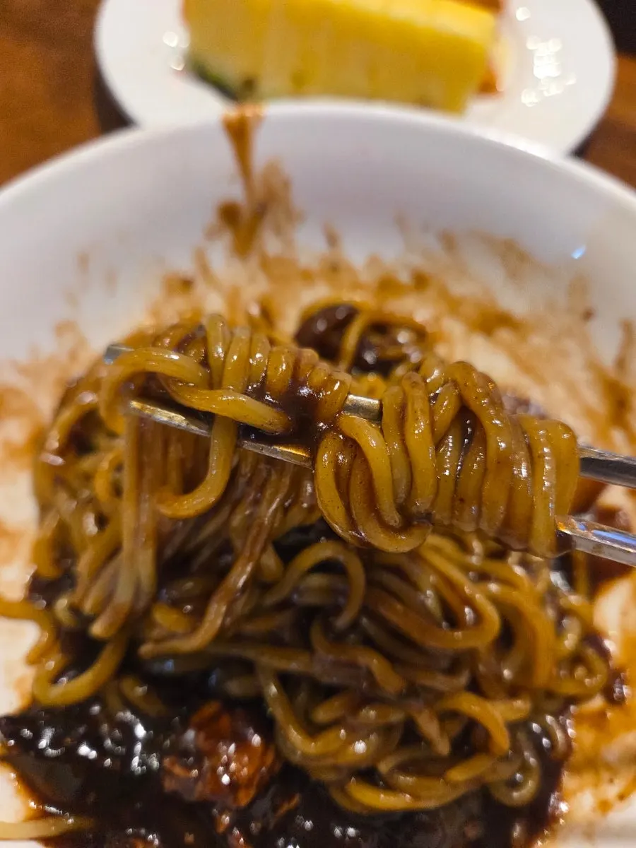 달달한 옛날식 짜장면 한 그릇
