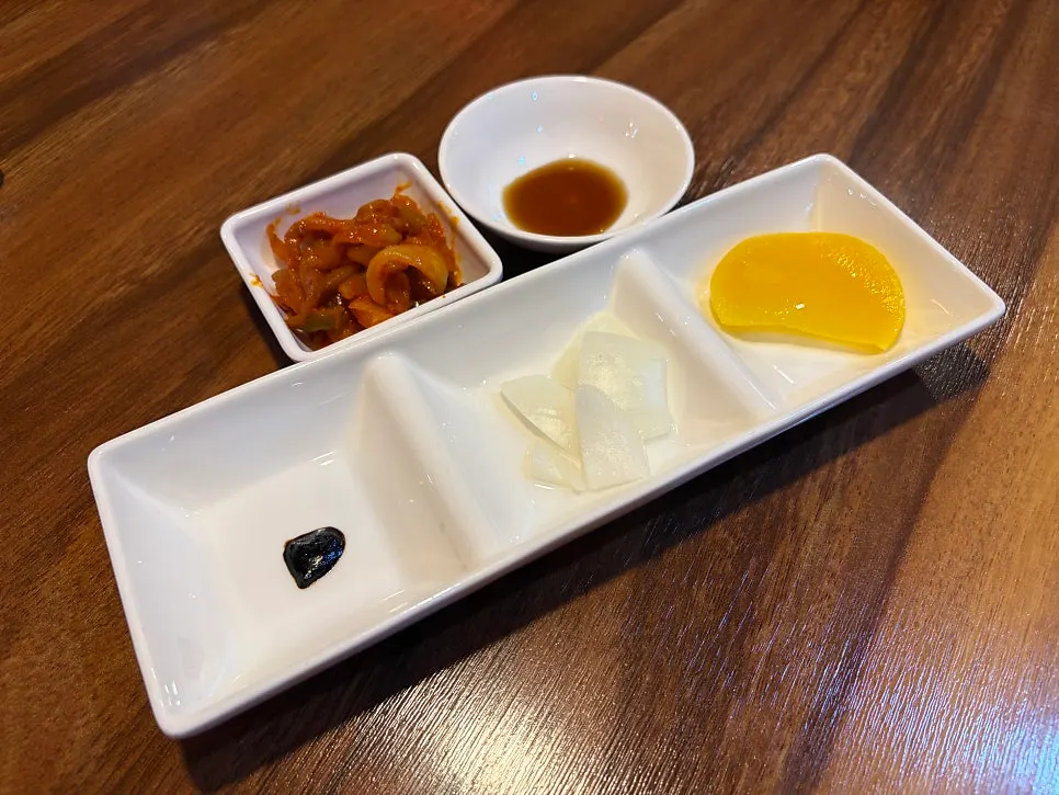동백 셀프바 기본반찬과 차