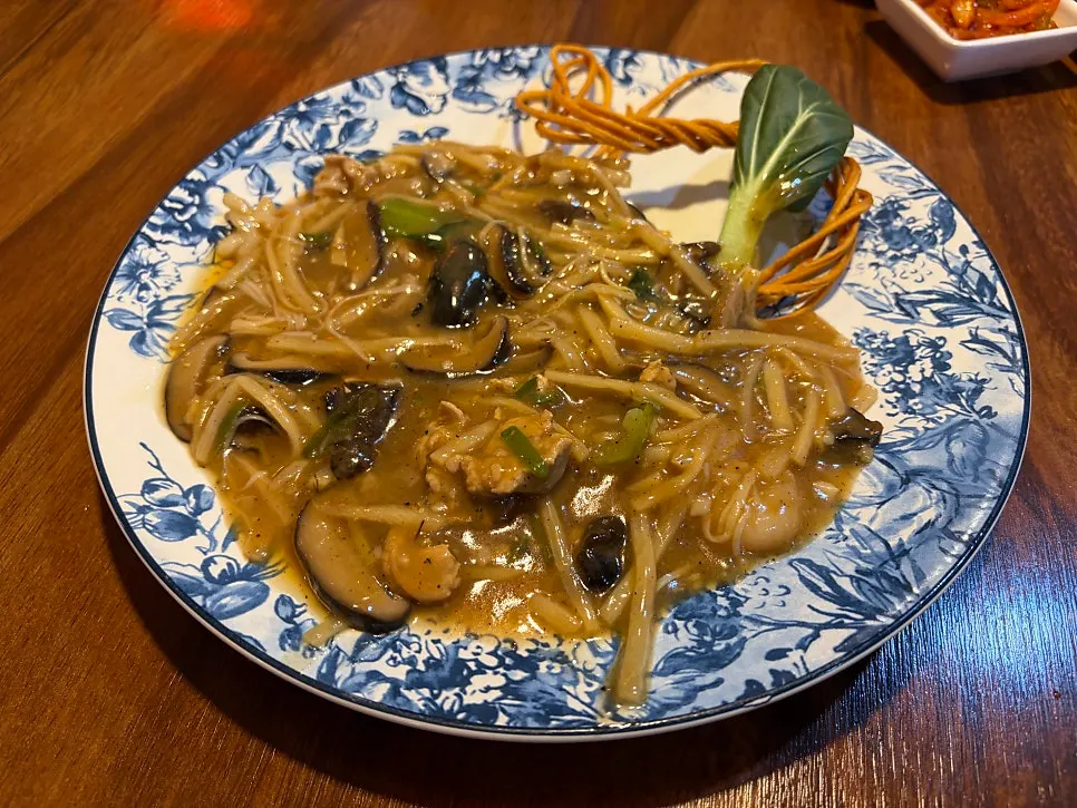 동백 유산슬과 바삭한 면