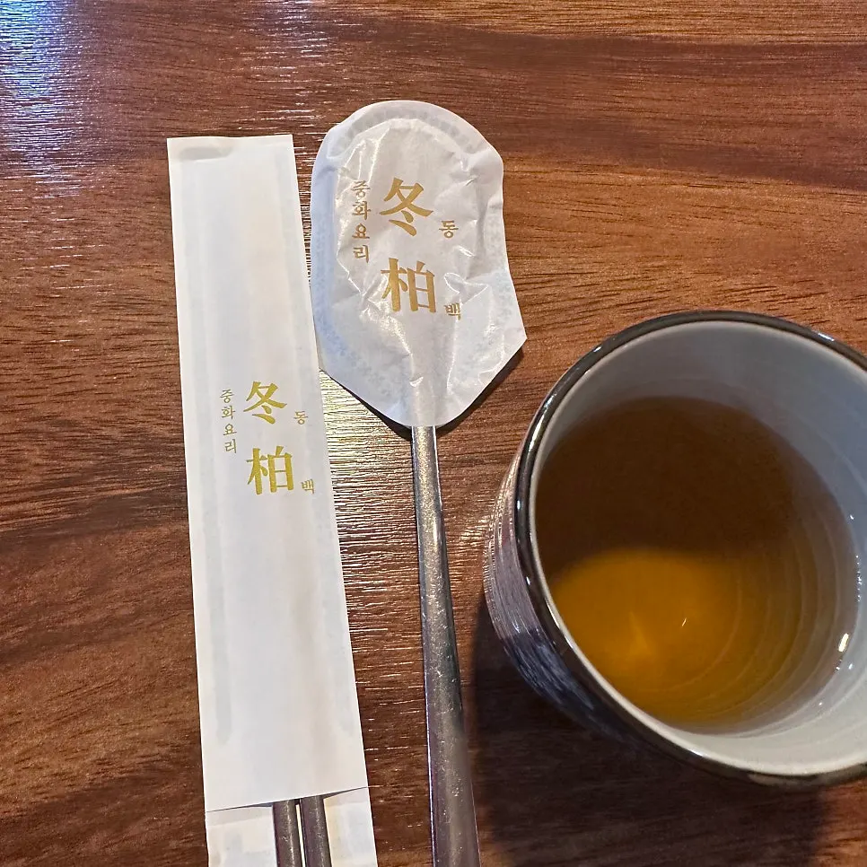 The table setting for the ₩20,000 per-person lunch special course A