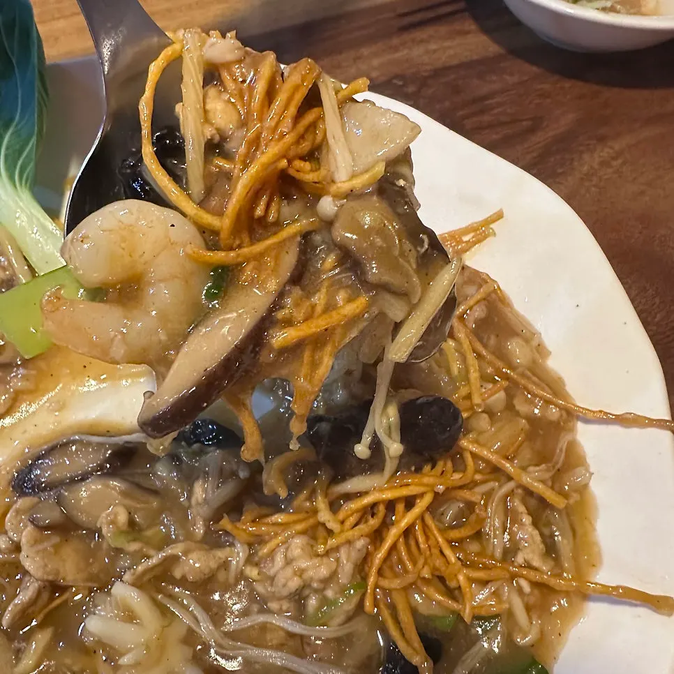 Yusanseul topped with crispy fried noodles