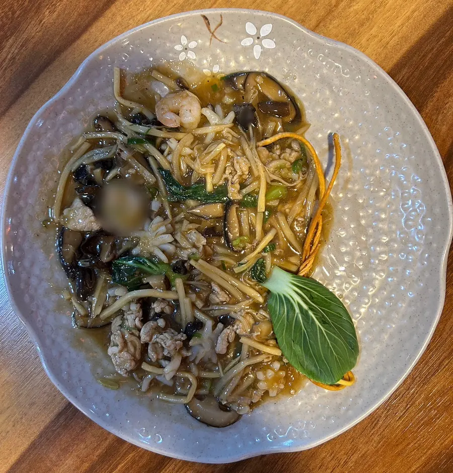 Yusanseul with seafood and mushrooms