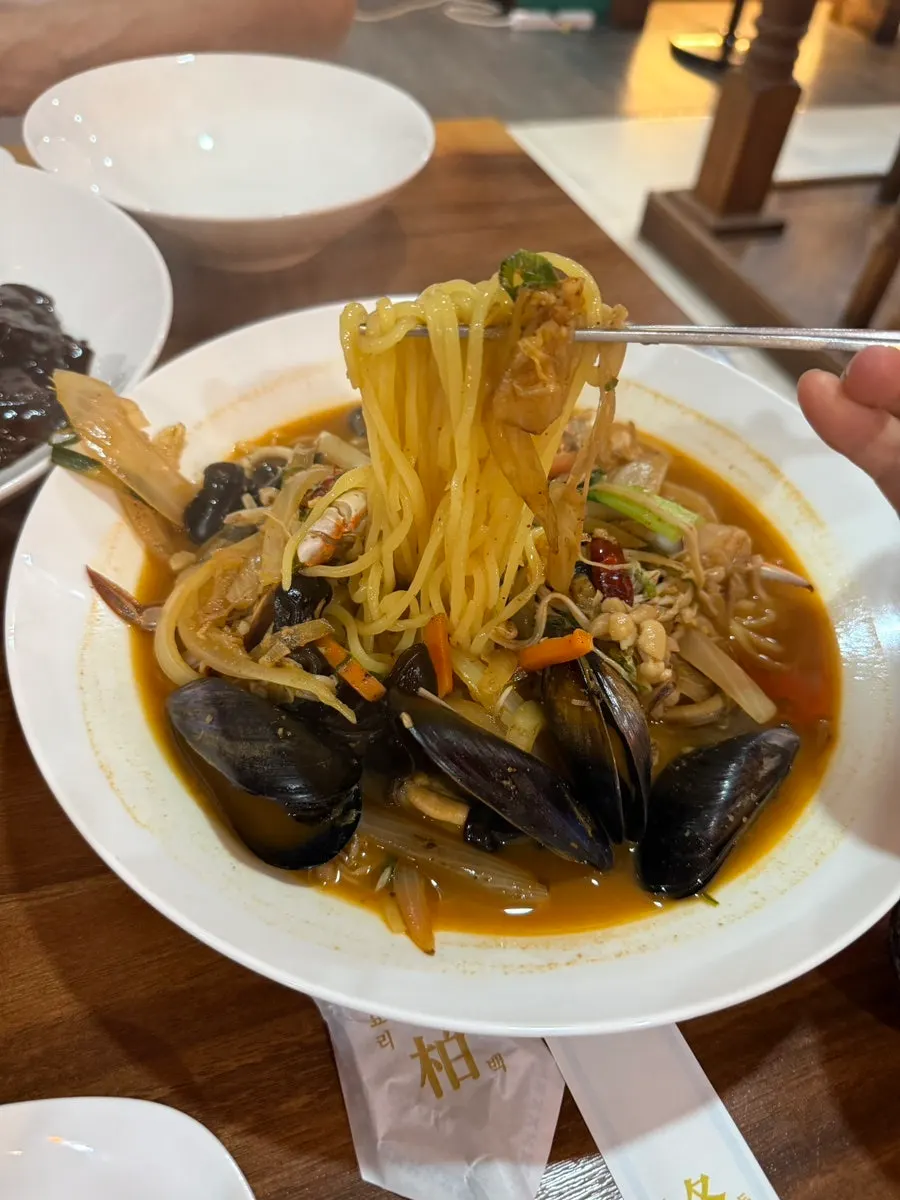 Noodles lifted out of the seafood jjamppong
