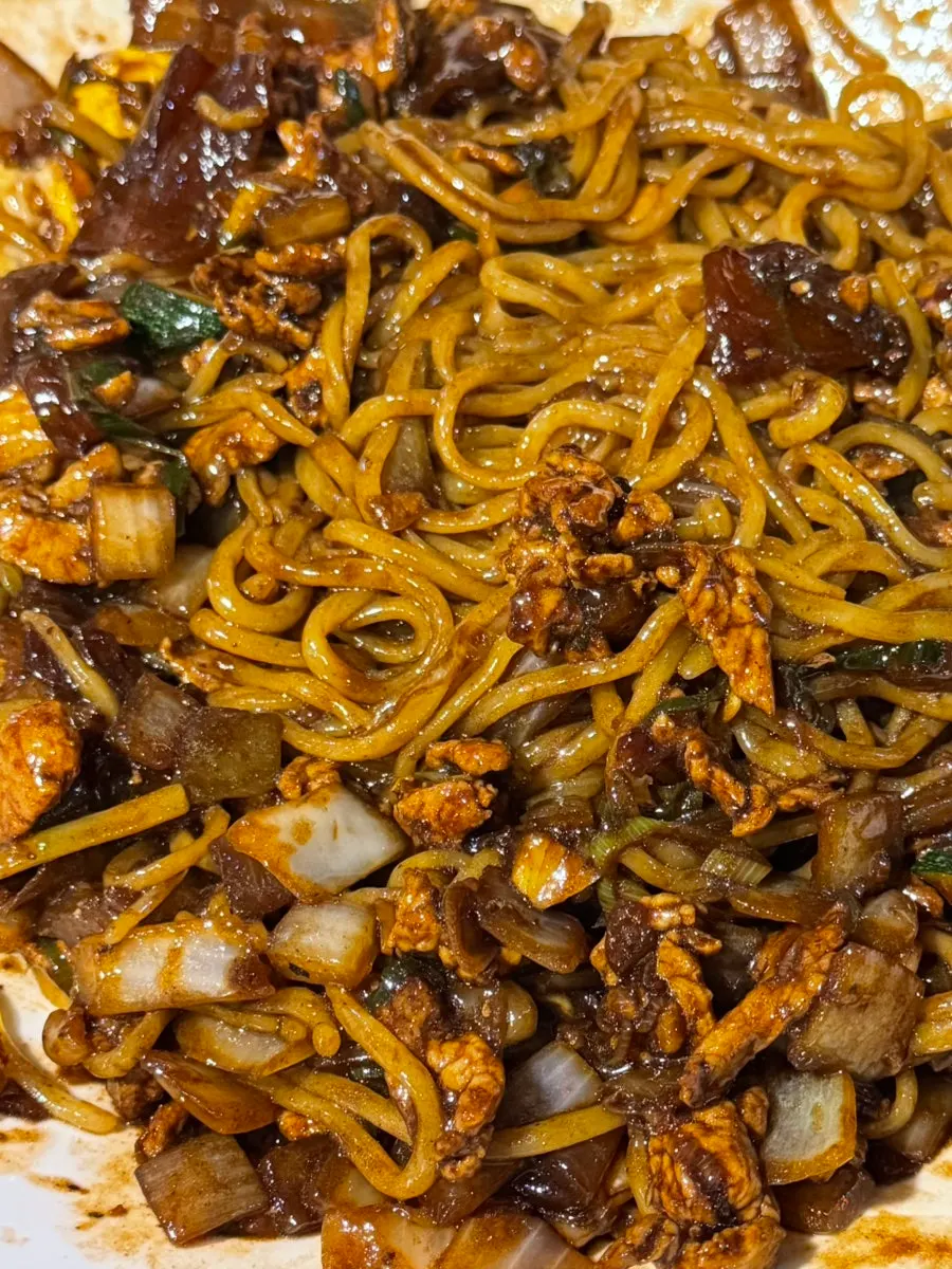Noodles mixed into the fresh meat ganjajang