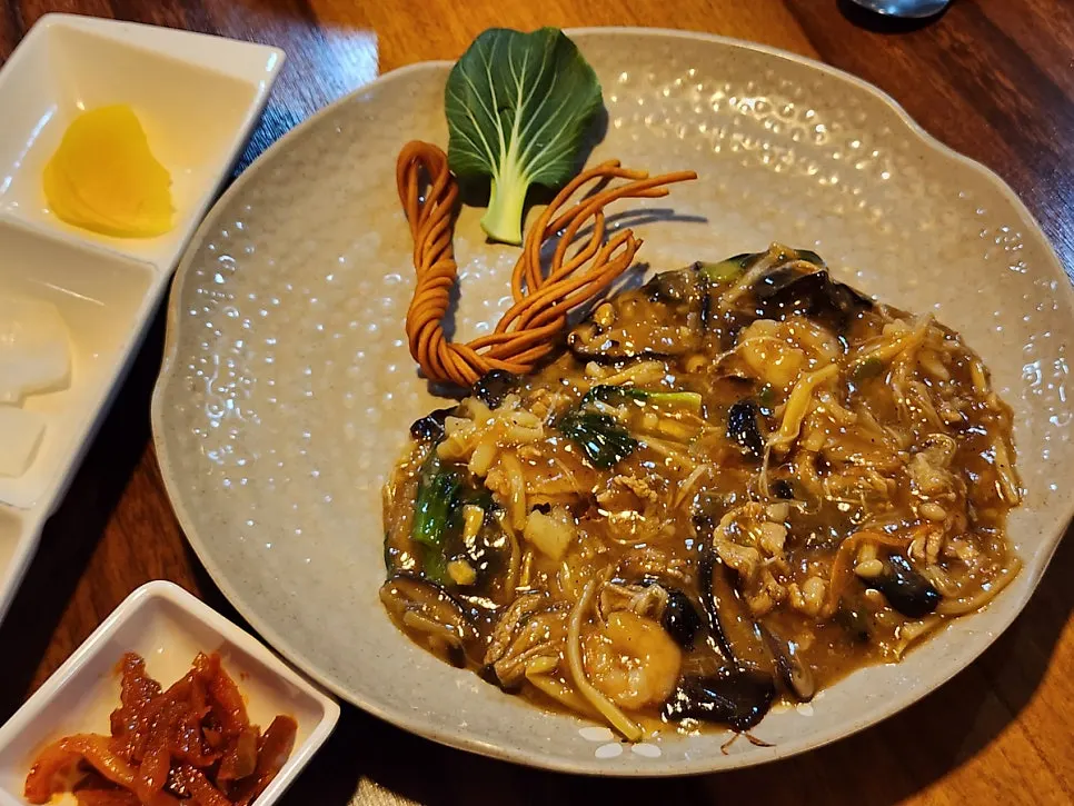 Dongbaek's yusanseul topped with crispy fried noodles