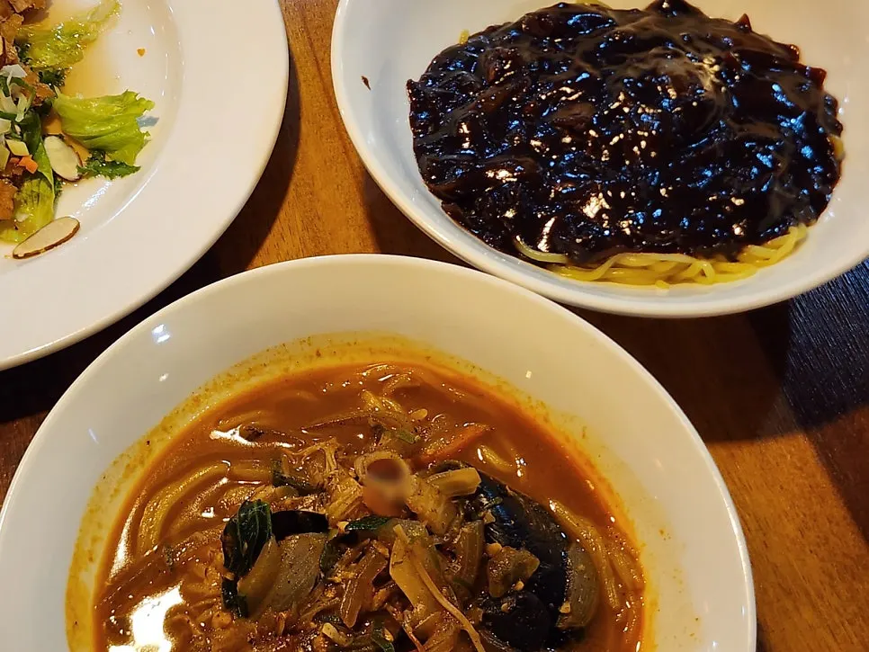 Jjamppong and jjajangmyeon served as the course's main dish