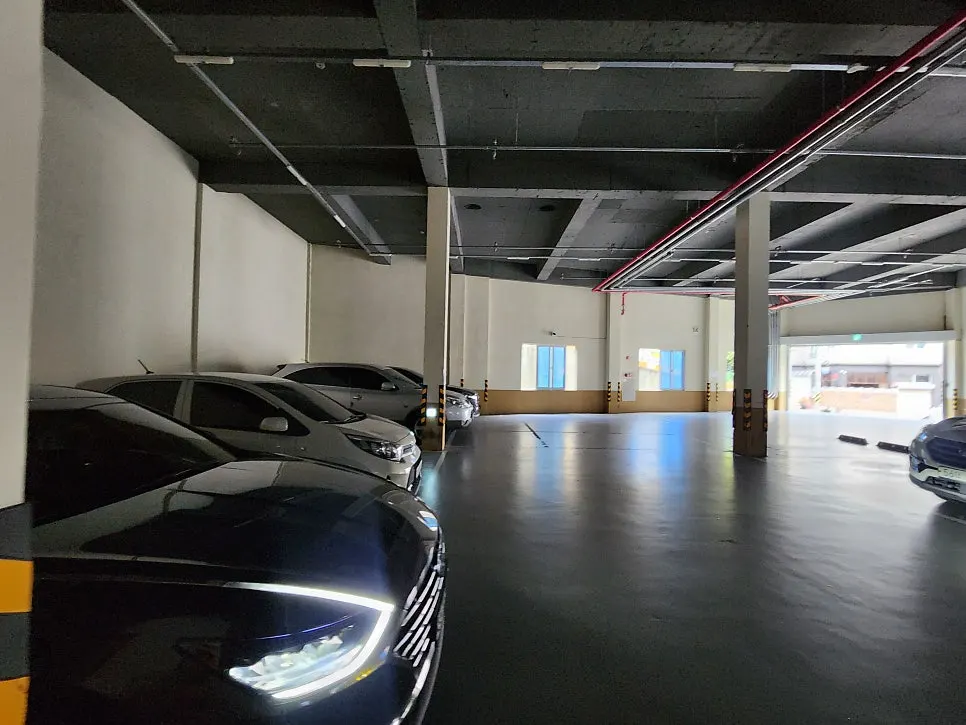 Dongbaek建築物左側下坡道停車場入口