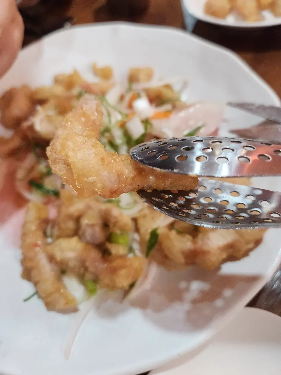 裹粉緊貼肉塊的糖醋肉直式照