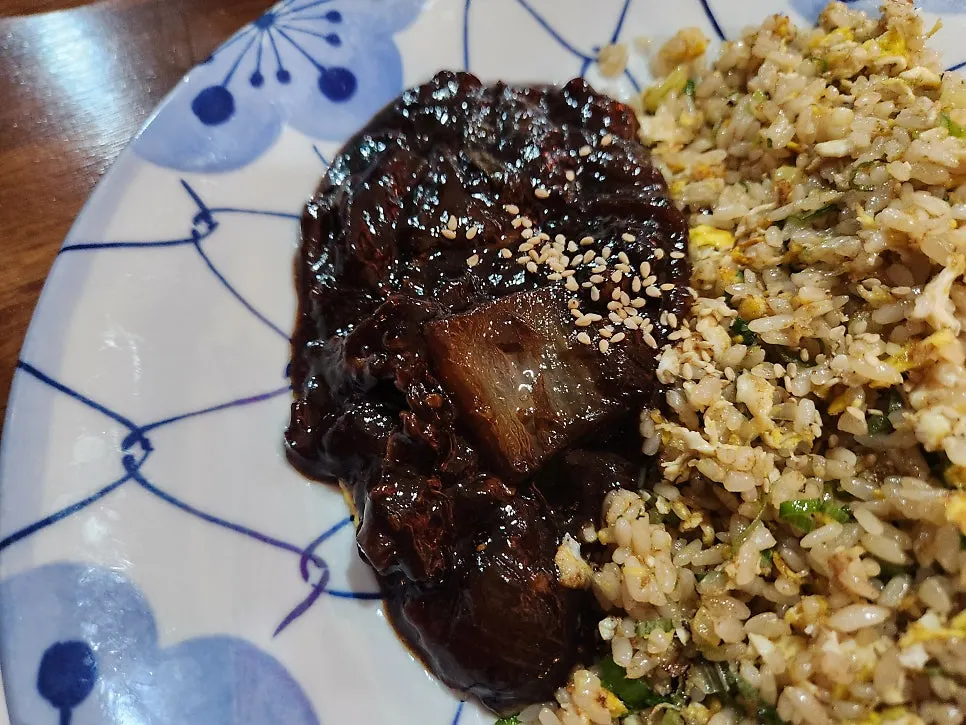 Dongbaek炒飯擺盤