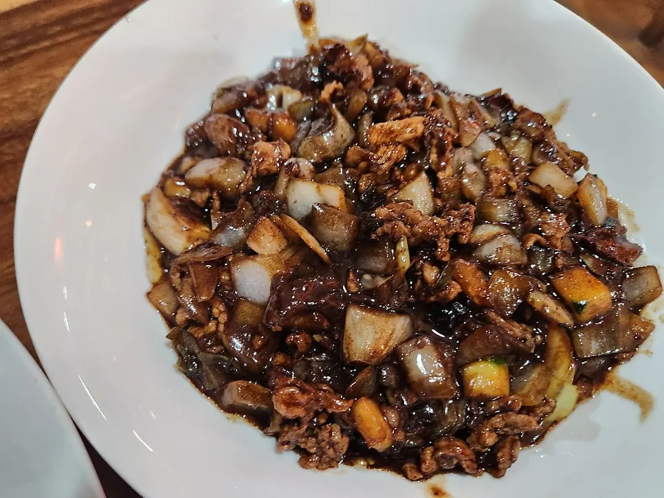 放了蛋的炸醬飯與炸醬碗
