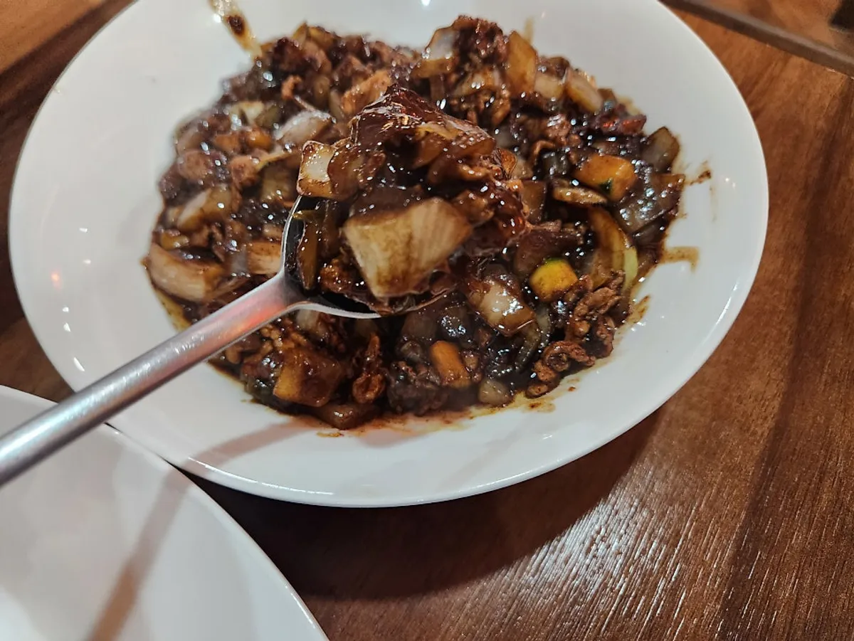滿滿肉塊的Dongbaek生肉乾炸醬