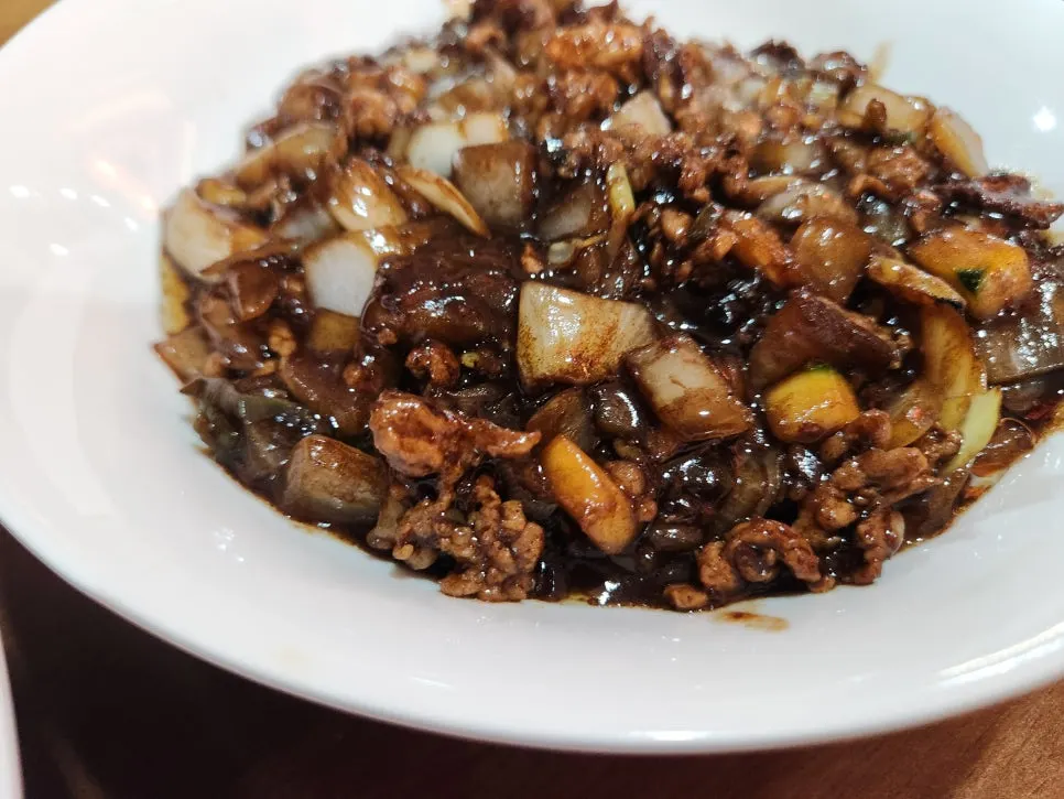 拌好的生肉乾炸醬飯