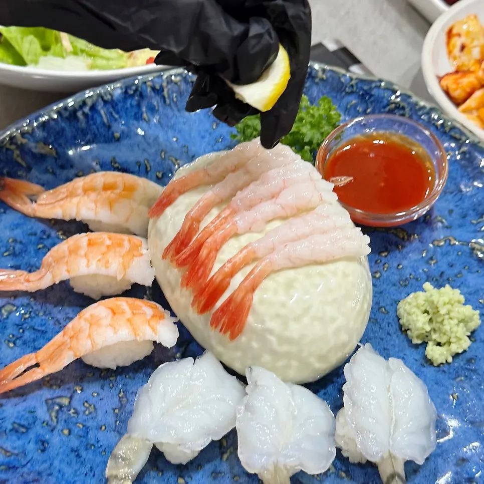 상차림 접시를 가까이 담은 모습