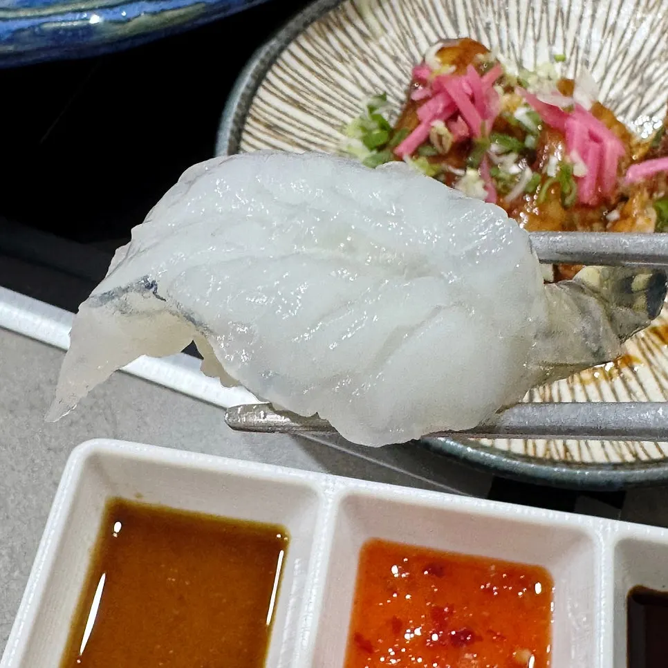 가족 식사 중인 룸 테이블 상차림