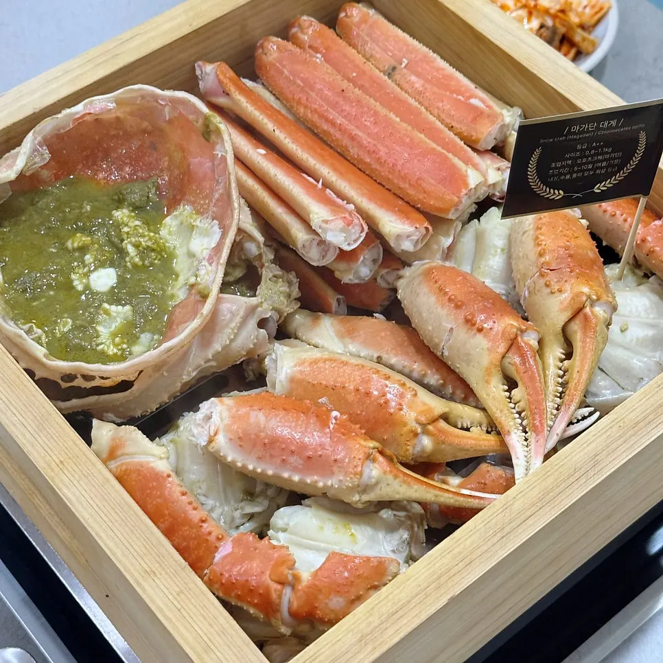 편백 통에 담겨 나온 마가단 대게 편백찜