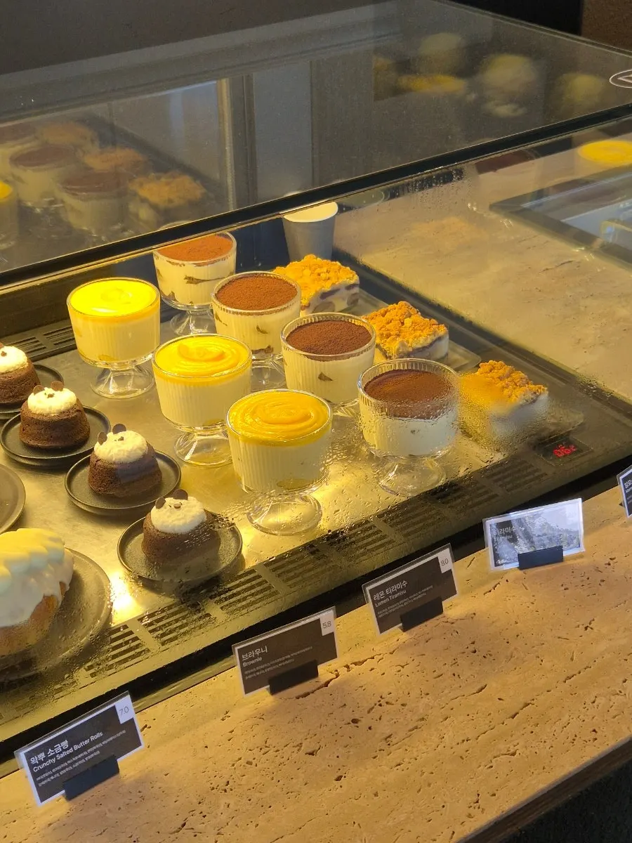 Café where you can enjoy coffee and bread