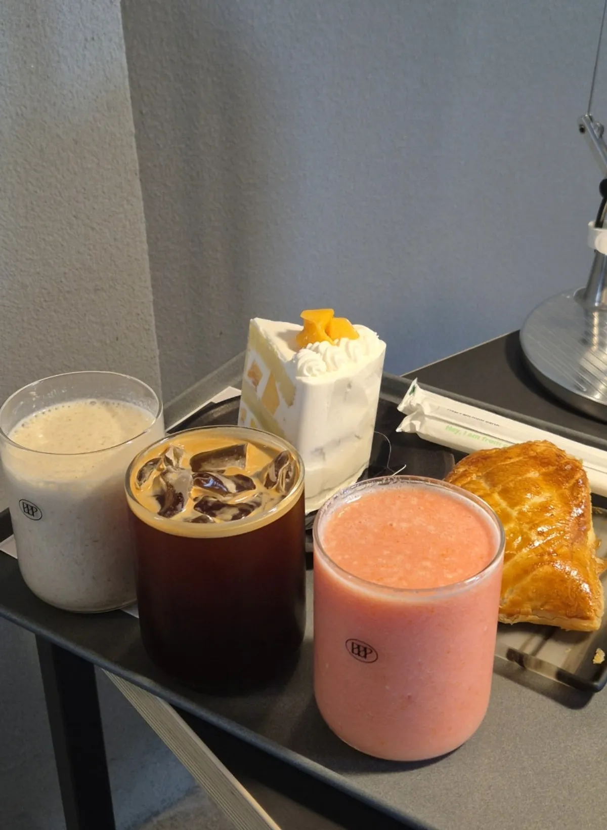 Café enjoyed at ease in a spacious room