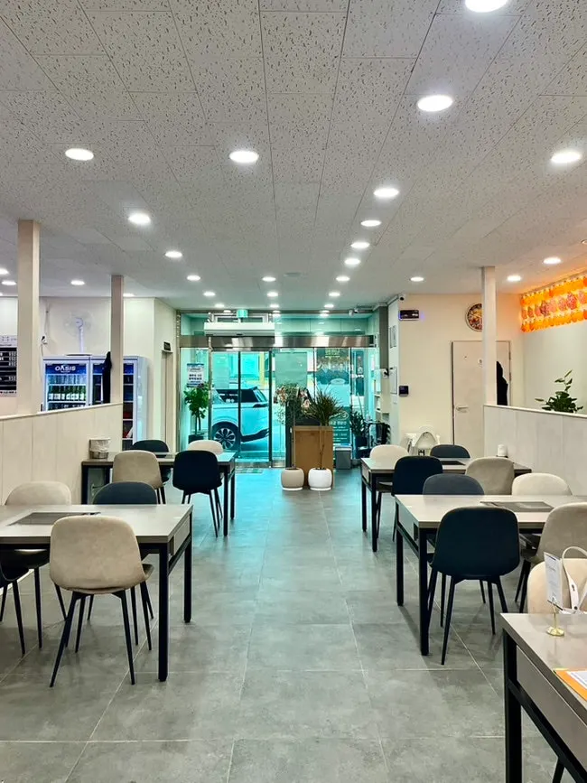 매장 내 유명인사 사인