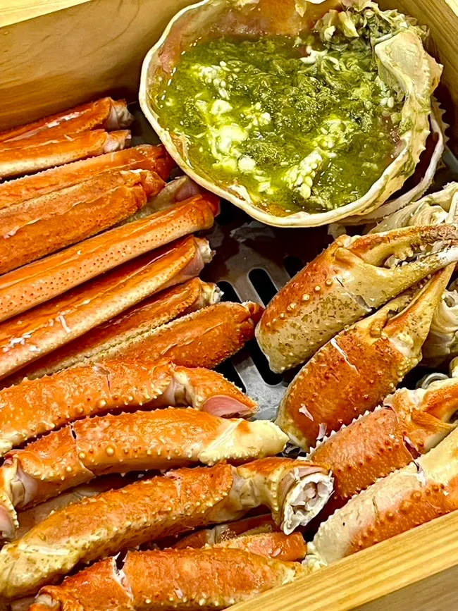 찜으로 나온 마가단 대게