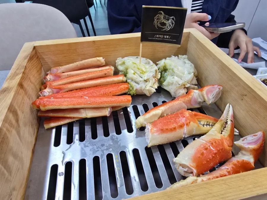 손질된 마가단대게 한 상