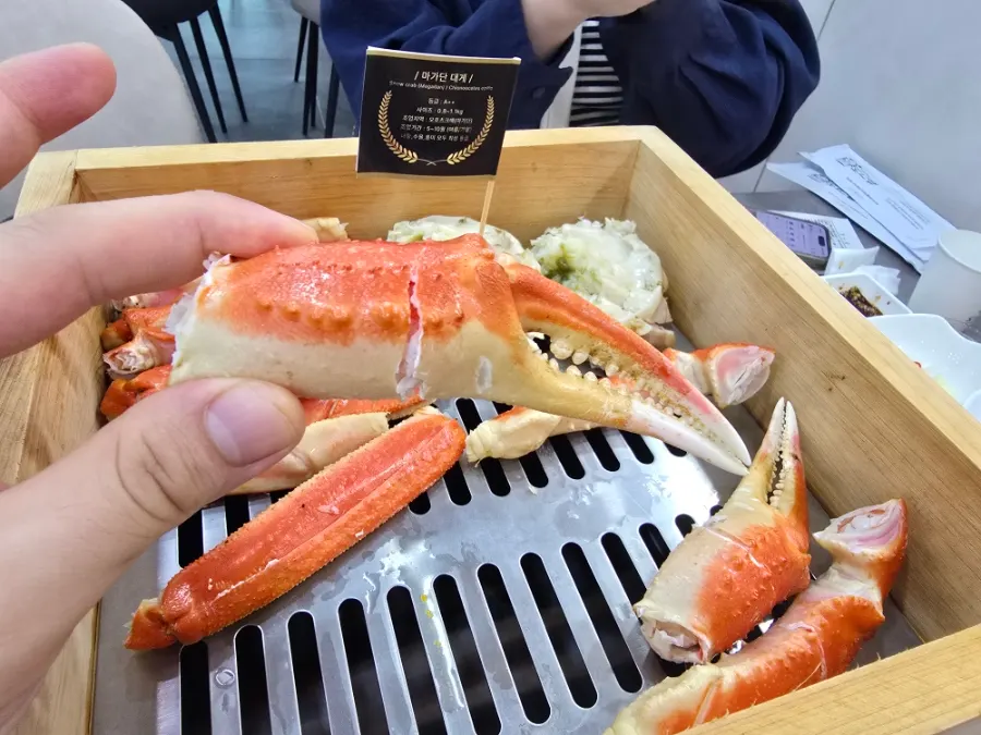 보온 불판 위 마가단대게