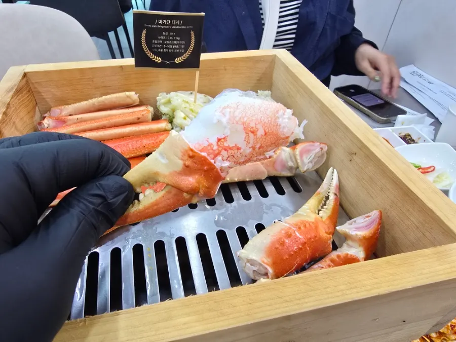 살이 가득 찬 대게 집게살