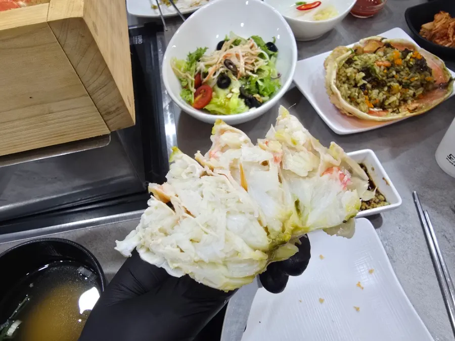 대게살 토핑 볶음밥 한 입