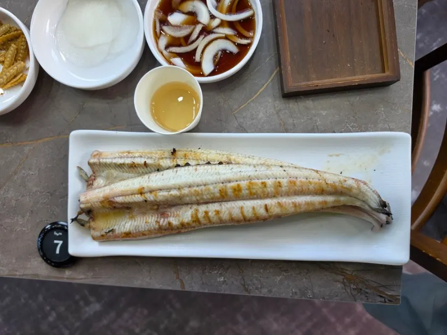 1kg of freshwater eel served on a plate