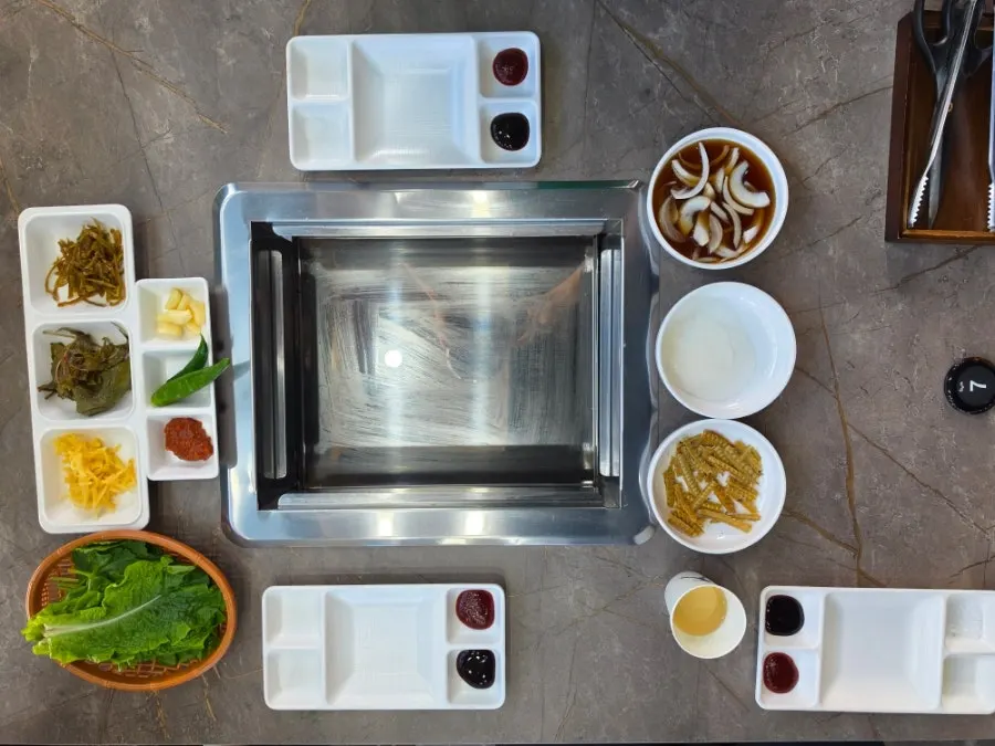 Basic table setting for the grilled eel