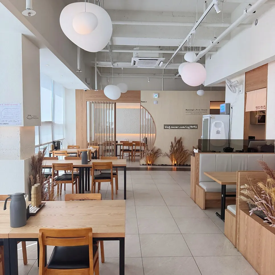 Seating inside Myeongji Cheotjip
