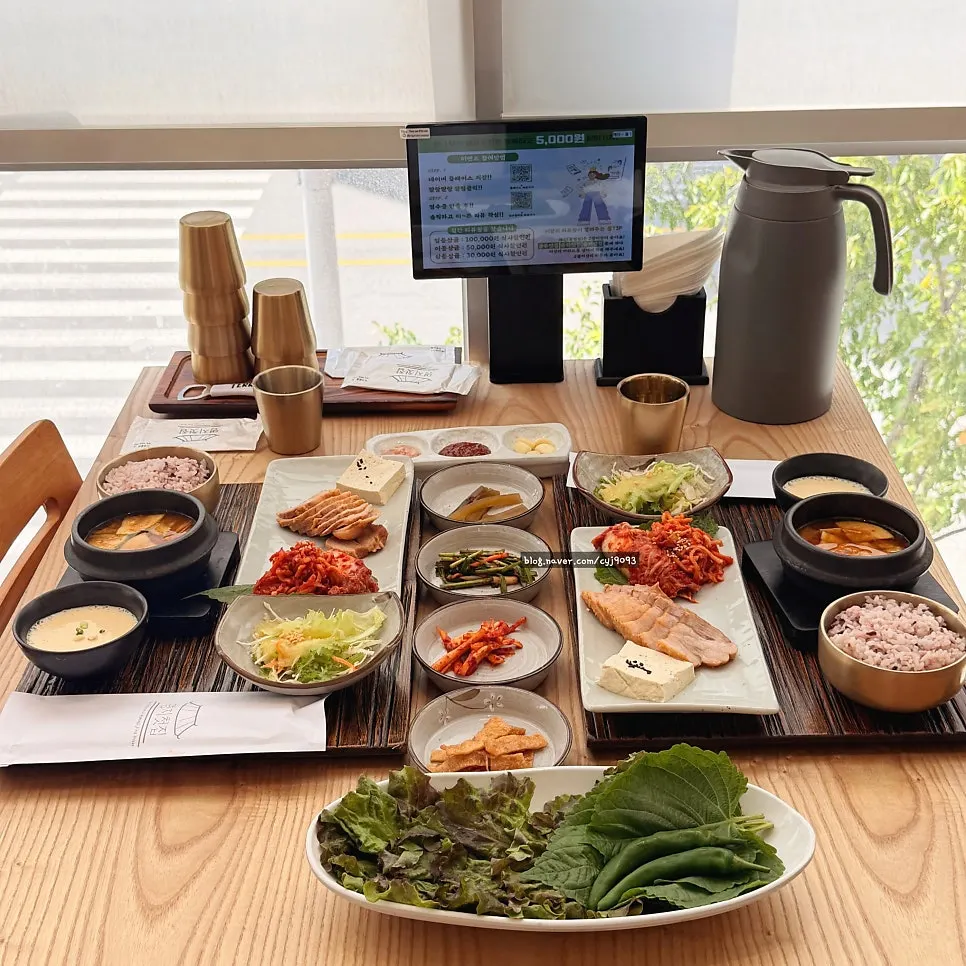 Full spread of dishes in the bossam set meal