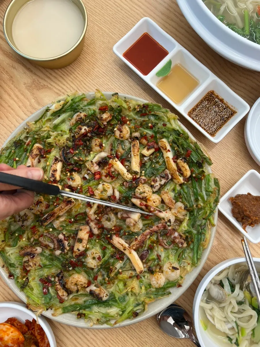 Full view of the thinly fried seafood pancake