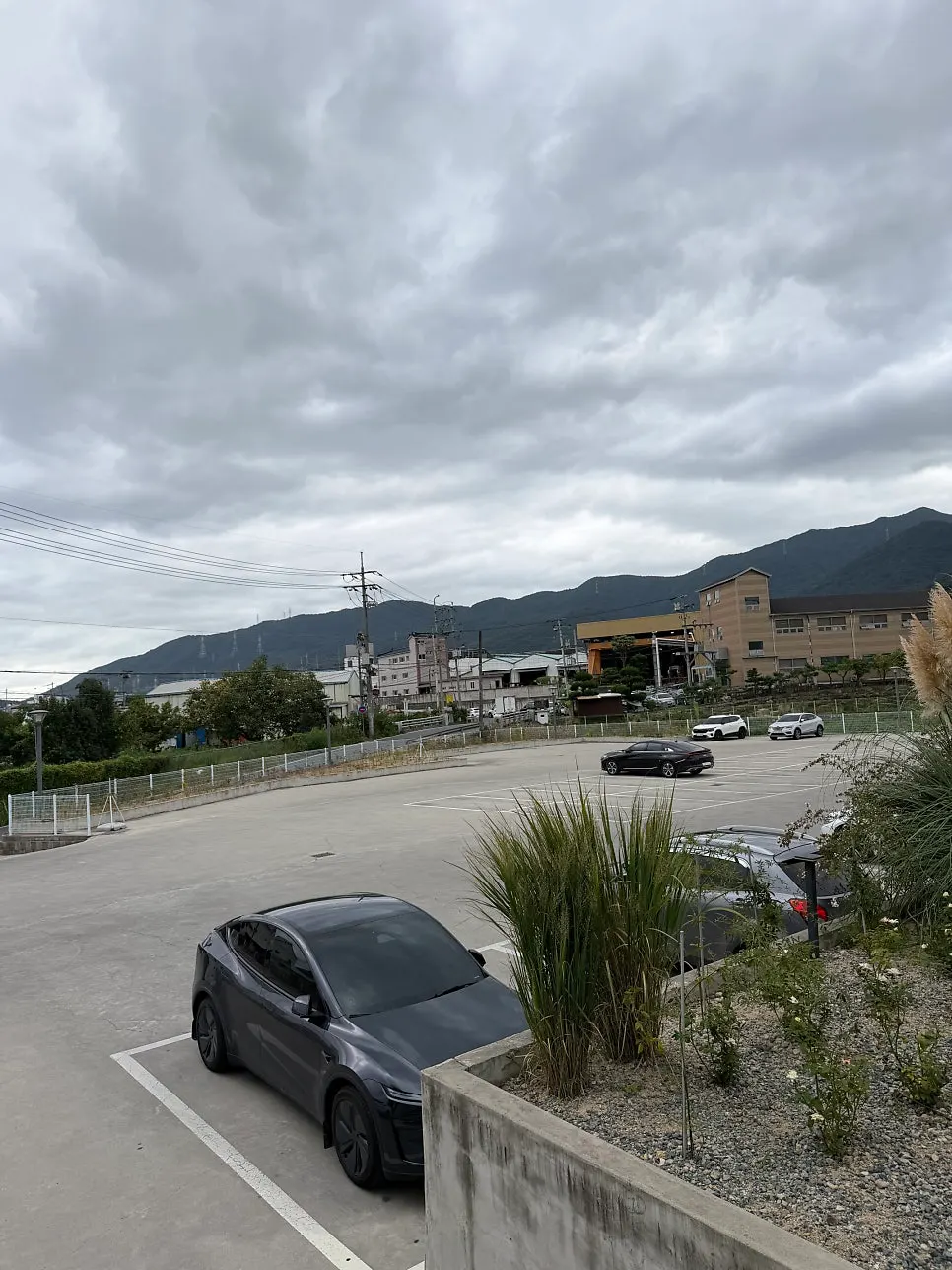 Spacious parking lot at Peer a Peer