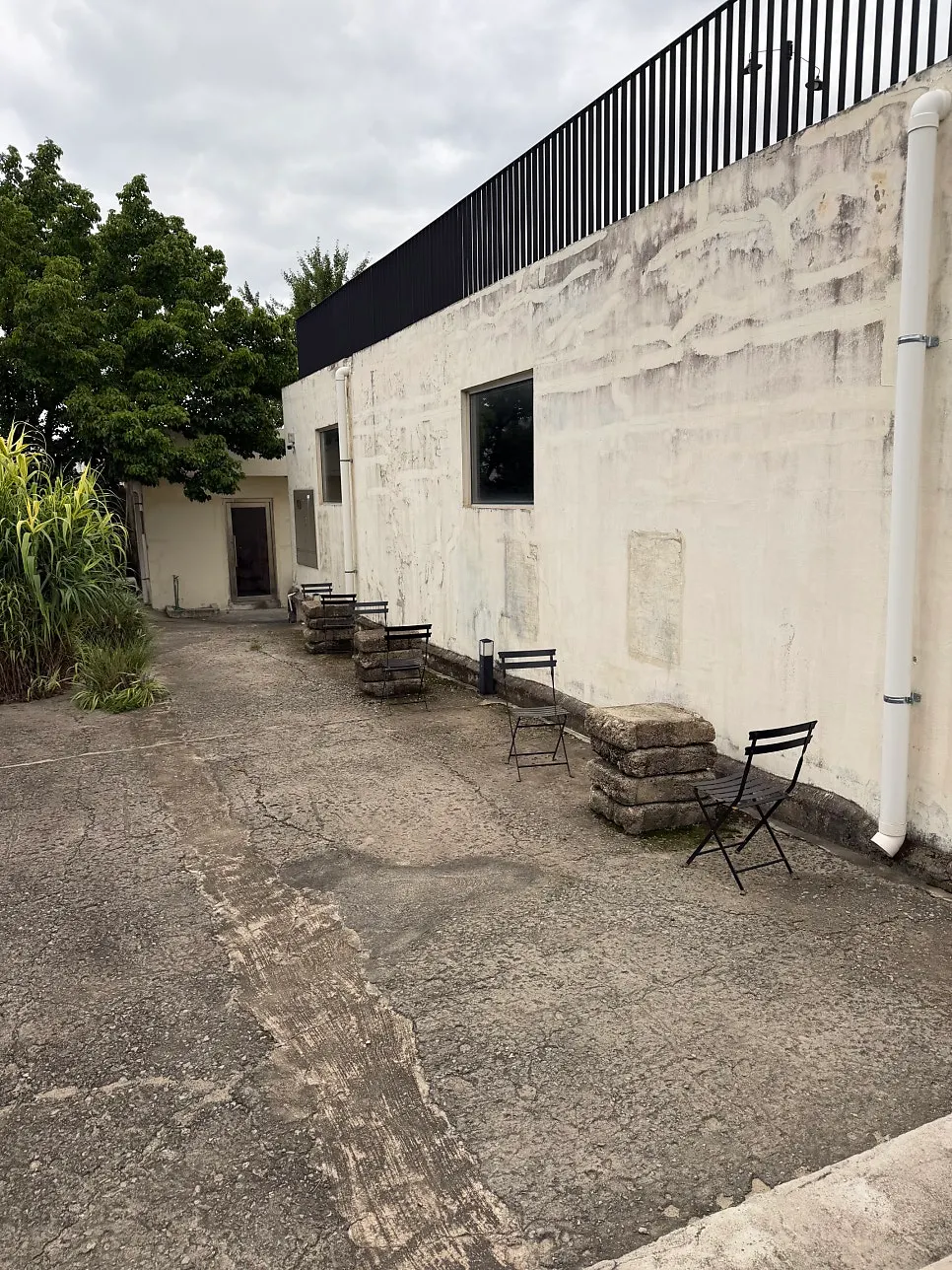 Stone table in the café's outdoor area