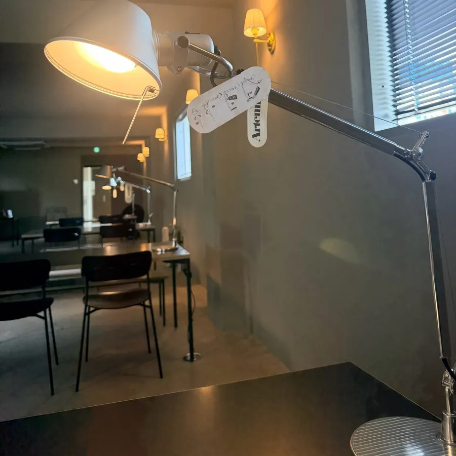 Spaciously arranged table seating at Peer a Peer