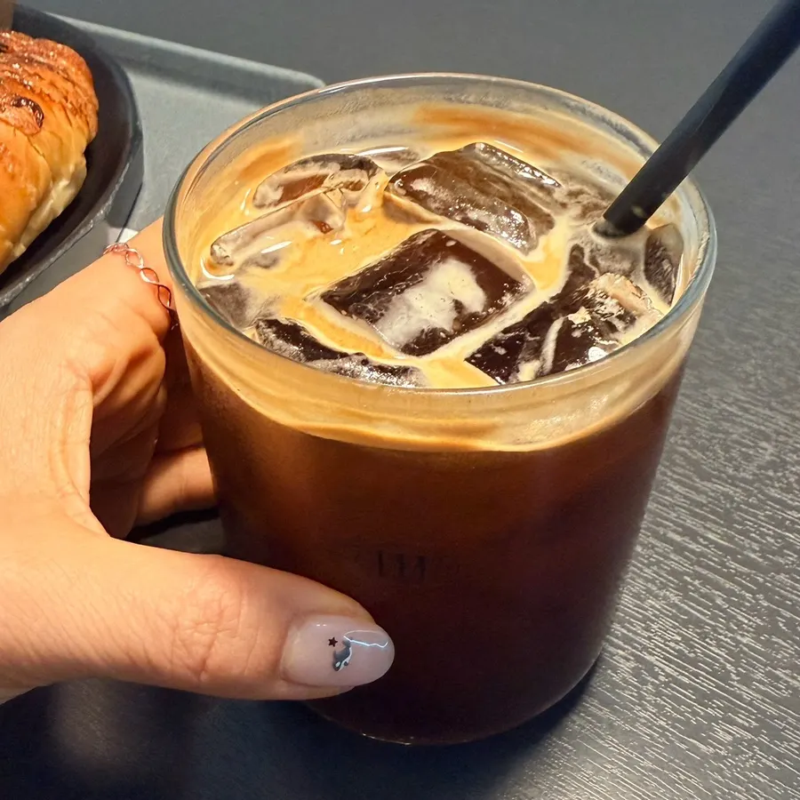 Iced Americano paired with bread