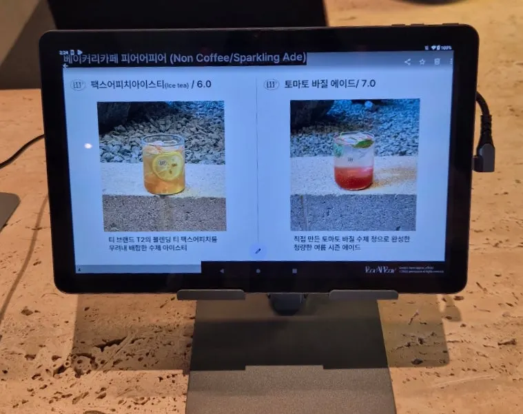 소금빵과 조각케이크를 포함한 베이커리