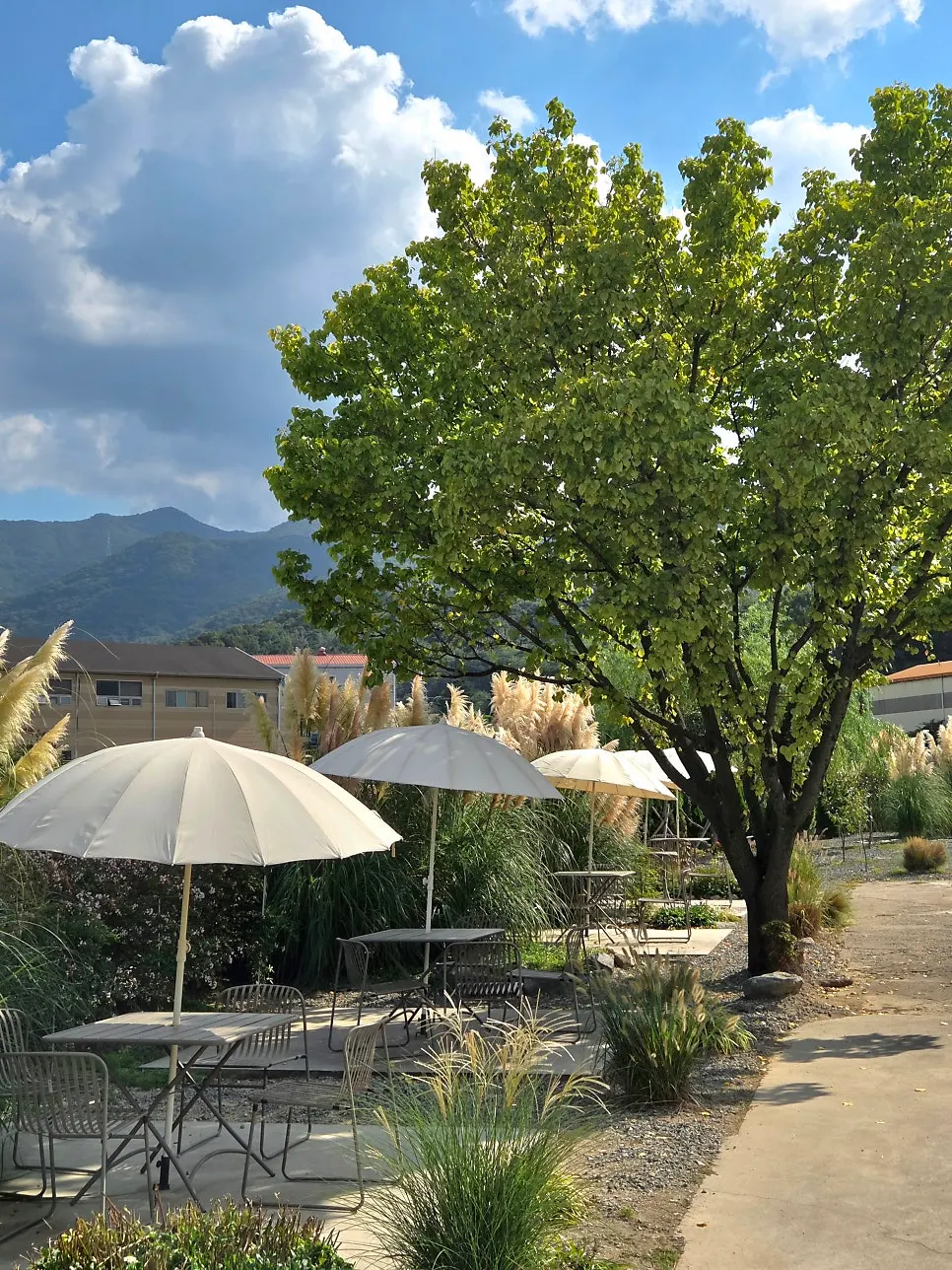 Outdoor table seating at Peer a Peer