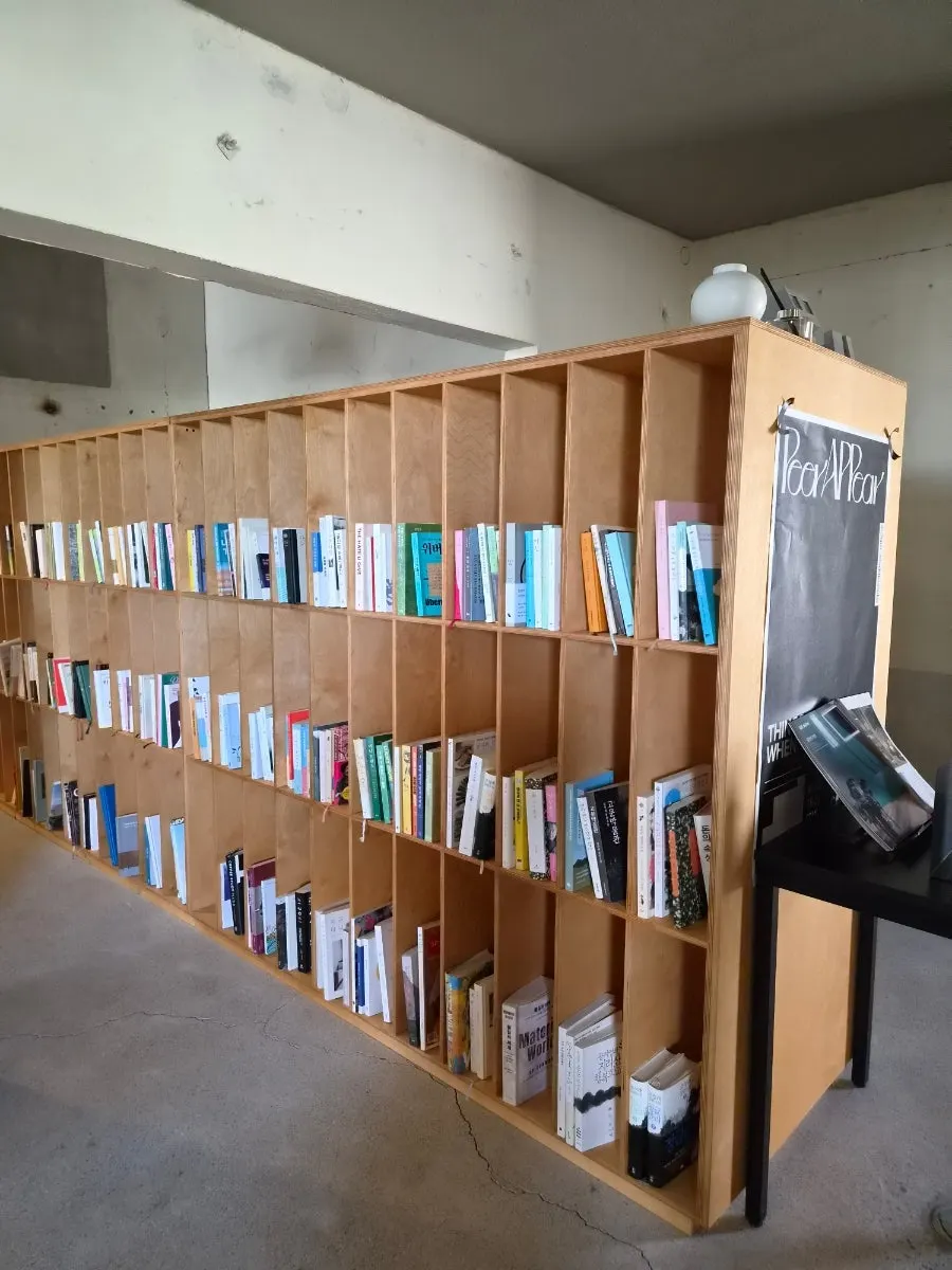 The small library space at Peer a Peer, stocked with books