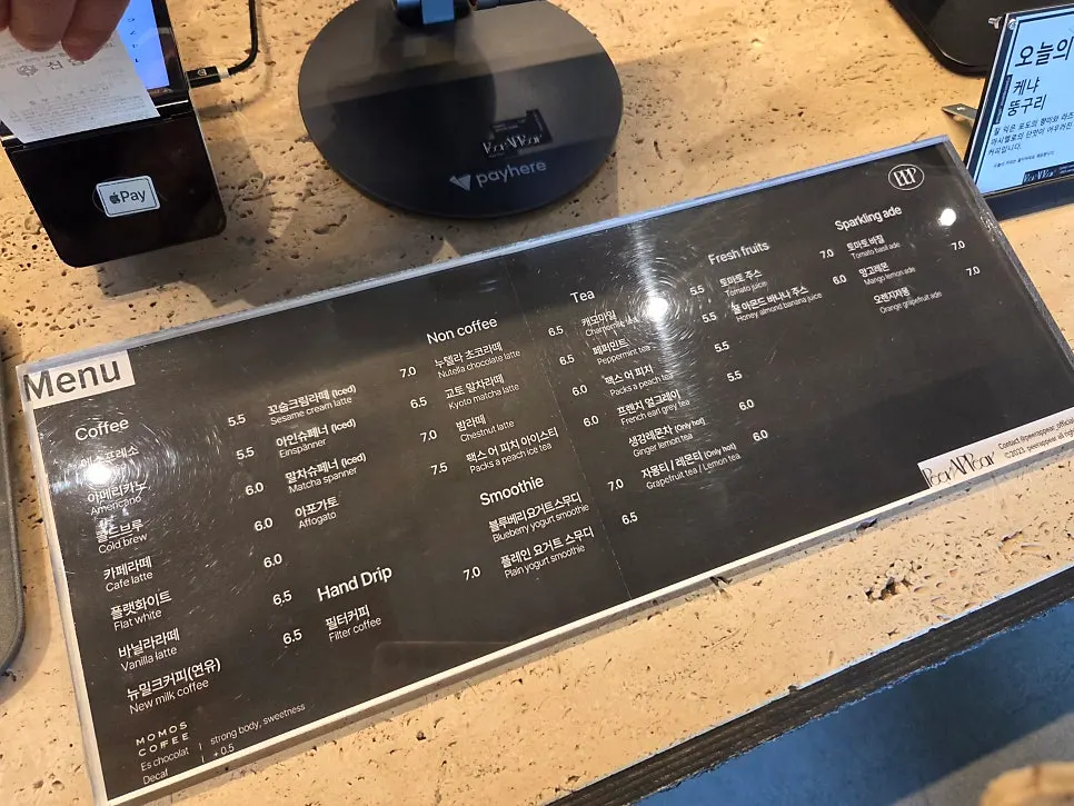 피어어피어 베이커리 매대와 주문 공간