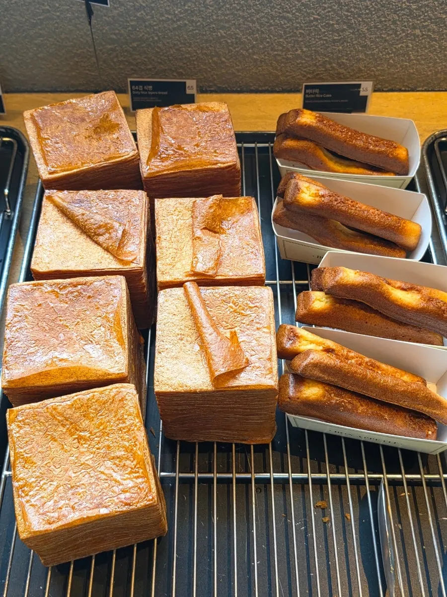 64겹식빵 진열 모습