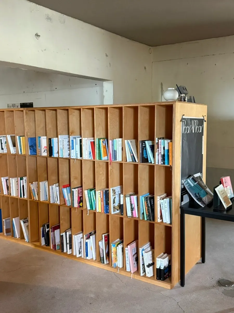 Book-lined seating area on the right side of Peer a Peer