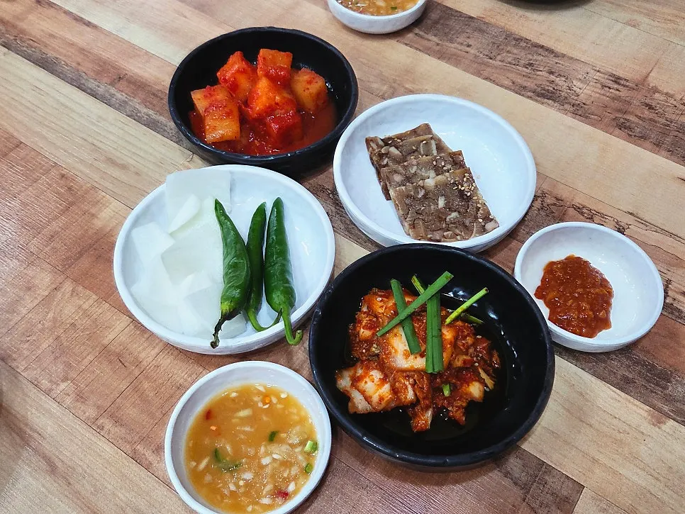 Basic banchan spread including kkakdugi and kimchi