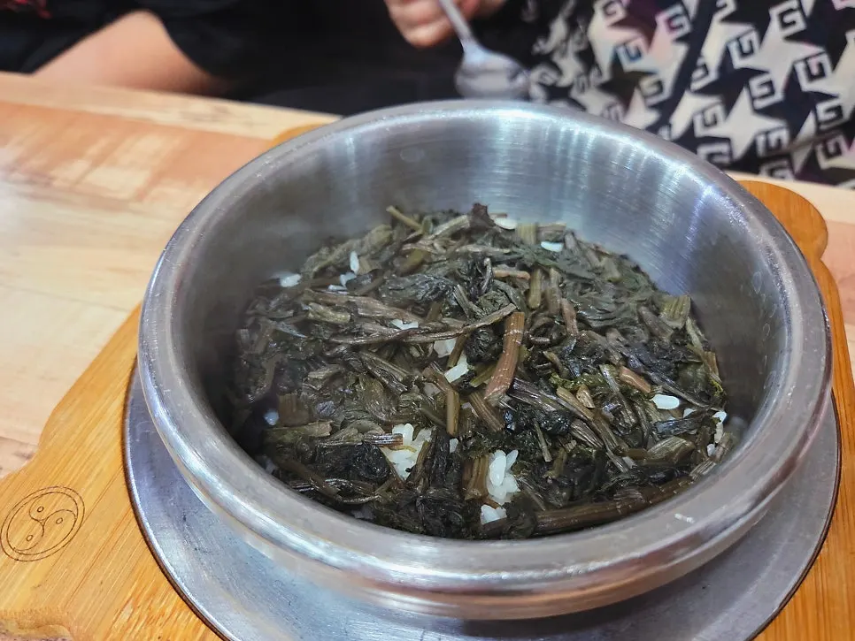 Inside of the sotbap packed with gondre greens