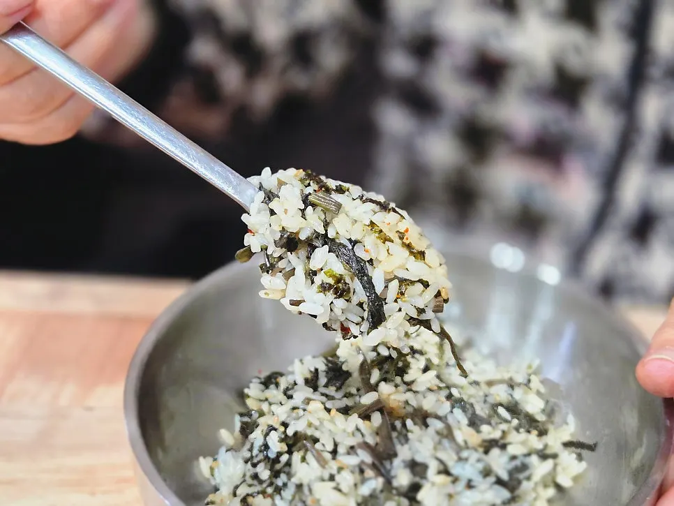 Gondre rice mixed with seasoning sauce in a bowl