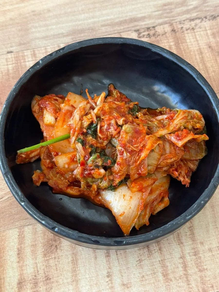 깍두기와 김치로 구성된 기본찬