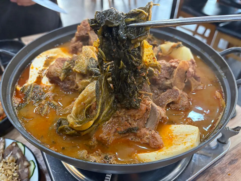 큼직한 돼지뼈가 담긴 감자탕